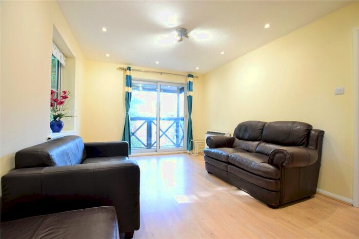 2 Bedroom Flat To Rent In Admirals Court, Rose Kiln Lane, Reading, Berkshire, RG1