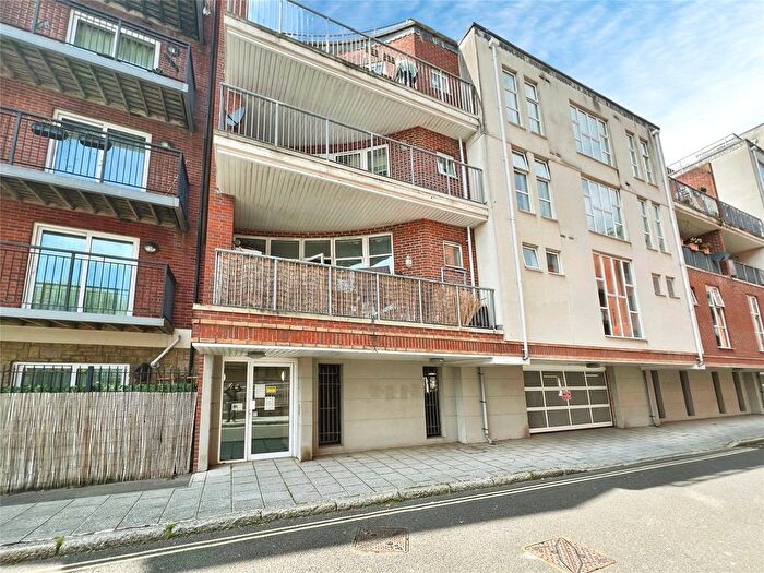 2 Bedroom Flat For Sale In Lower Canal Walk, Southampton, Hampshire, SO14