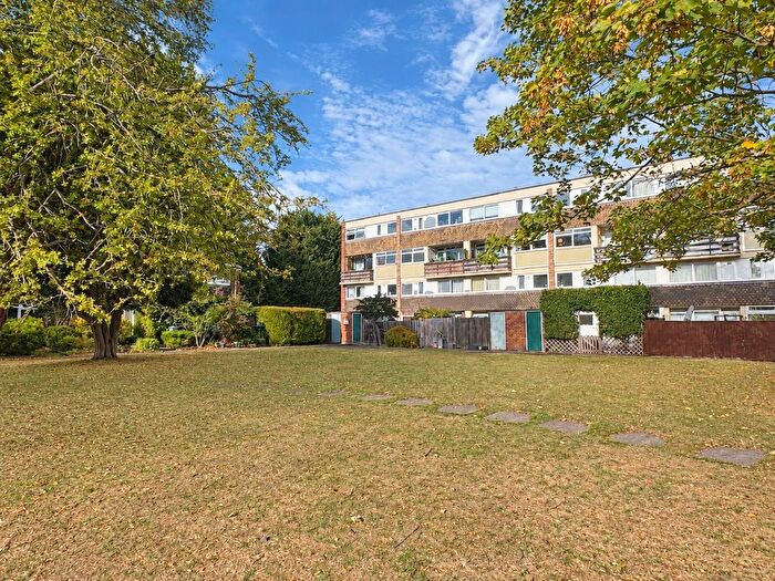 3 Bedroom Flat For Sale In Trafalgar Drive, Walton-On-Thames, KT12
