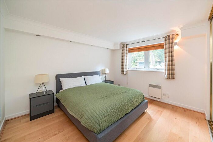 1 Bedroom Apartment For Sale In Falcon Way, London, E14