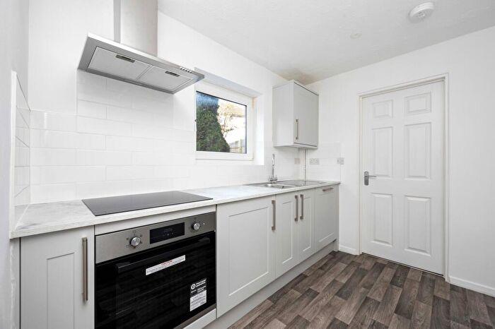 4 Bedroom Semi-Detached House To Rent In Stonery Close, Portslade, BN41
