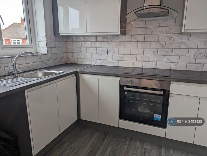 2 Bedroom Flat To Rent In Brooklands Parade, Saddleworth, OL4