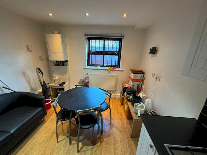 3 Bedroom Flat To Rent In Belle Vue Road, Hyde Park, Leeds, LS3