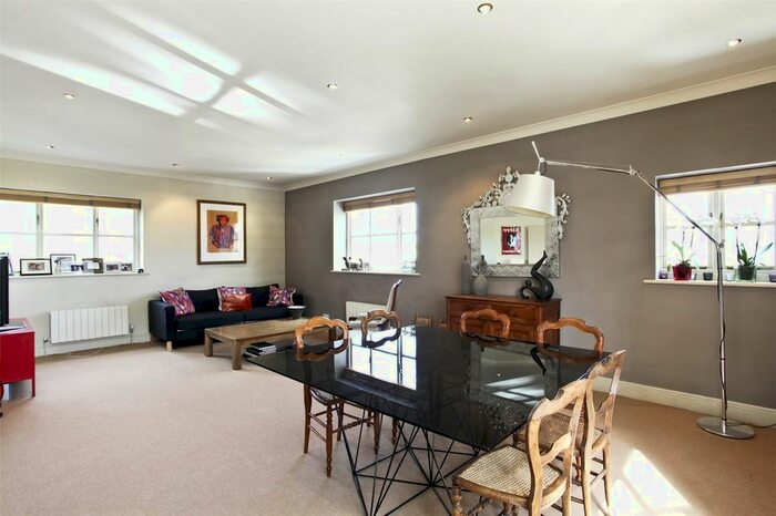 3 Bedroom Flat To Rent In Cross Street, Canonbury, London, N1