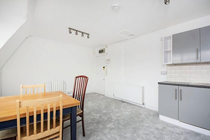 Studio To Rent In Golders Green Road, Golders Green, London, NW11