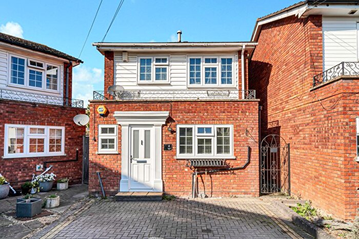 3 Bedroom Detached House For Sale In Copthorne Chase, Ashford, TW15