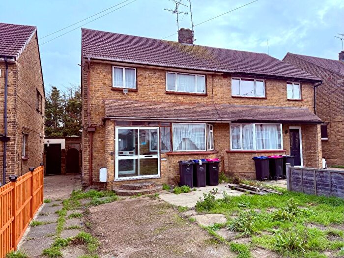 3 Bedroom Semi Detached House For Sale In Richmond Drive, Westcliff-On-Sea, Essex, SS0