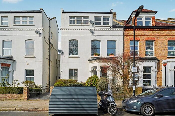 2 Bedroom Flat For Sale In Gloucester Drive, London, N4