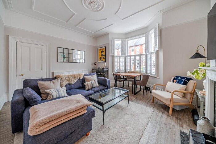 1 Bedroom Flat For Sale In Longbeach Road, Battersea, London, SW11