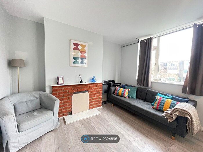 4 Bedroom Flat To Rent In Billington House, London, SW8