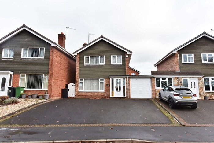 3 Bedroom Link Detached House For Sale In Kingswinford, Stream Road, DY6