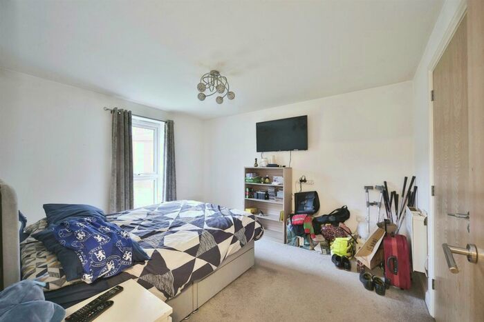 2 Bedroom Flat For Sale In Lywood Drive, Sittingbourne, ME10