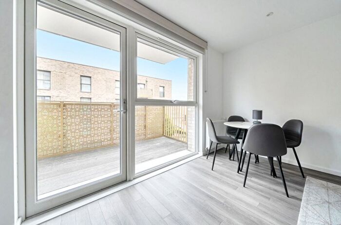 1 Bedroom Flat To Rent In Selbourne Avenue, Hounslow, TW3