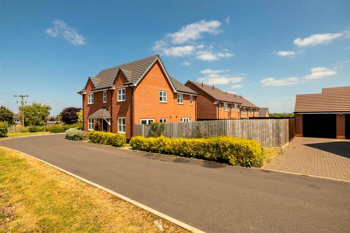 3 Bedroom Semi-Detached House For Sale In Yardley Way, Bishops Tachbrook, Leamington Spa, CV33