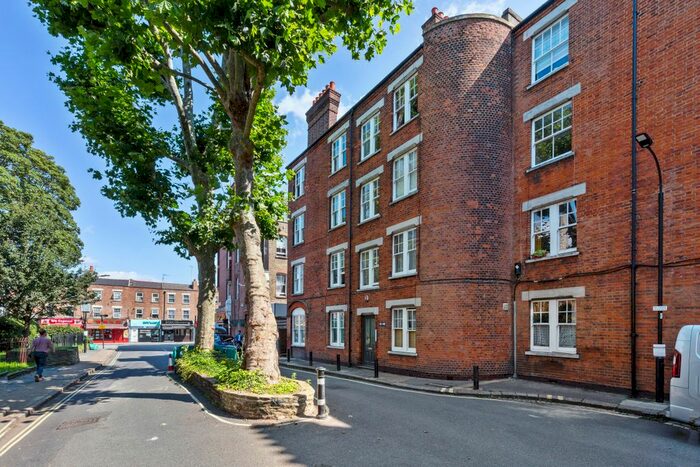 2 Bedroom Flat To Rent In Cromwell Avenue, London, W6