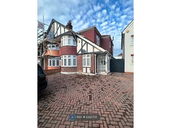 Studio To Rent In Great West Road, Hounslow, TW5