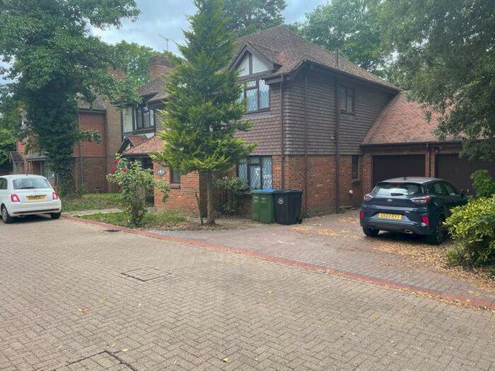 4 Bedroom Flat To Rent In Chadworth Way, Raleigh Drive, KT10