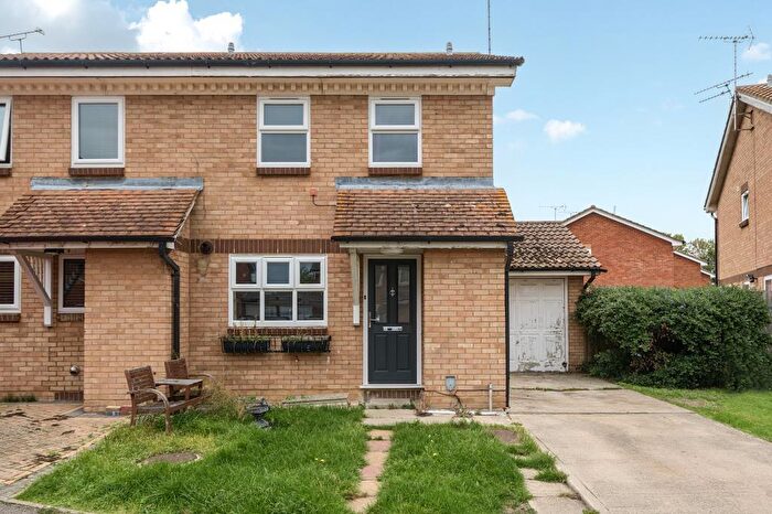 3 Bedroom Semi-Detached House For Sale In Savernake Road, Aylesbury, HP19