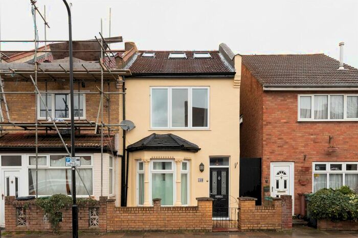 4 Bedroom End Of Terrace House To Rent In Bramley Close, Walthamstow, E17