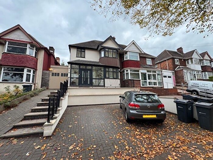 3 Bedroom Semi-detached House For Sale In Lindale Avenue, Birmingham, West Midlands, B36