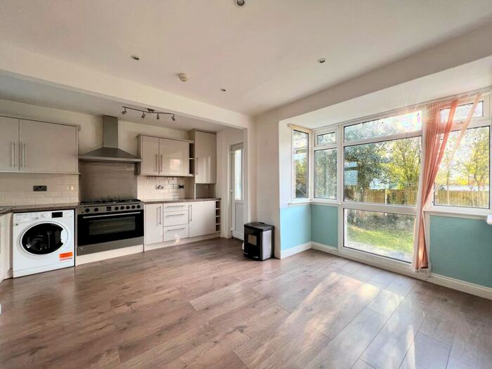 3 Bedroom Semi-Detached House To Rent In Lawley Avenue, Beeston, NG9