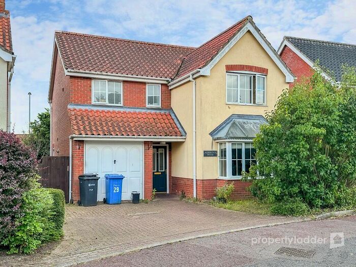 4 Bedroom Detached House For Sale In Tizzick Close, Norwich, NR5