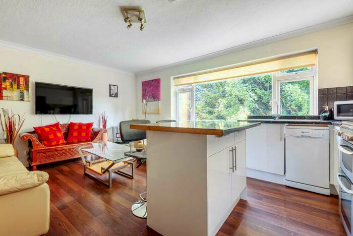2 Bedroom Apartment To Rent In Windsor Court, Southgate, N14