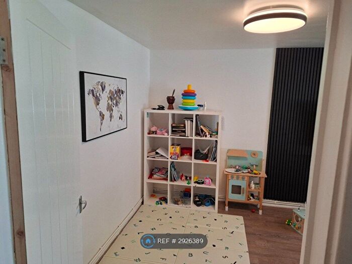 2 Bedroom Flat To Rent In Hansdon Close, Manchester, M8