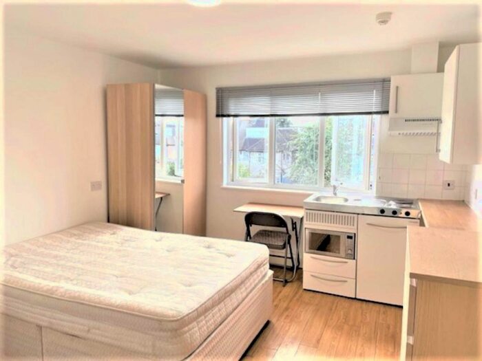 Studio To Rent In Golders Green Road, London, NW11