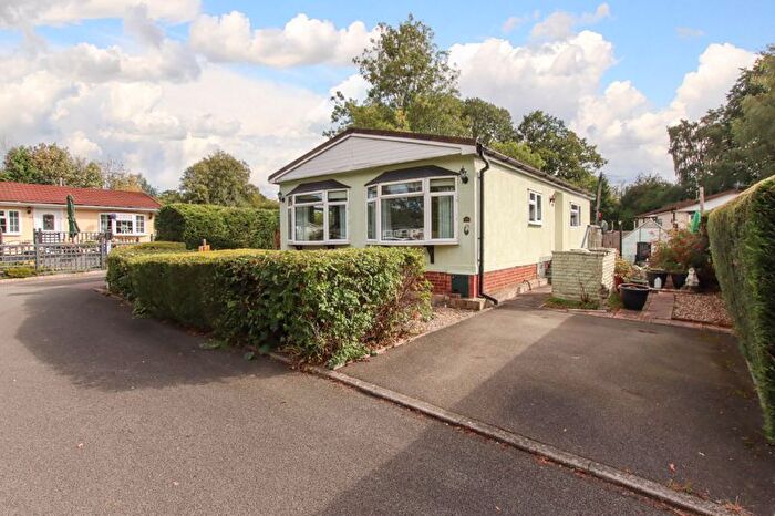 2 Bedroom Mobile/park Home For Sale In Beech Park, Wigginton, HP23