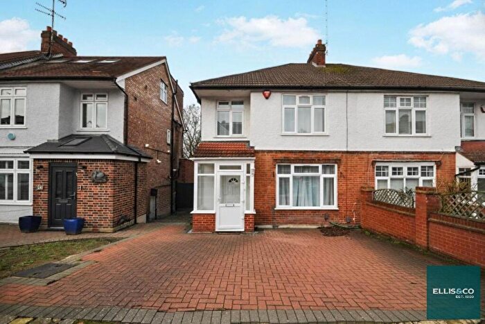 3 Bedroom Semi-Detached House For Sale In Chesterfield Road, Finchley, N3