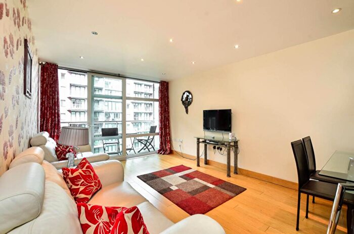 2 Bedroom Flat To Rent In Queenstown Road, Battersea, London, SW11