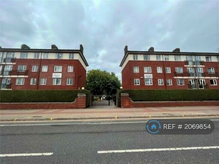 2 Bedroom Flat To Rent In Melmerby Court, Salford, M5