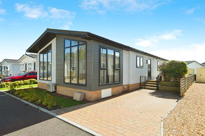 2 Bedroom Park Home For Sale In Faringdon Road, Lechlade, GL7