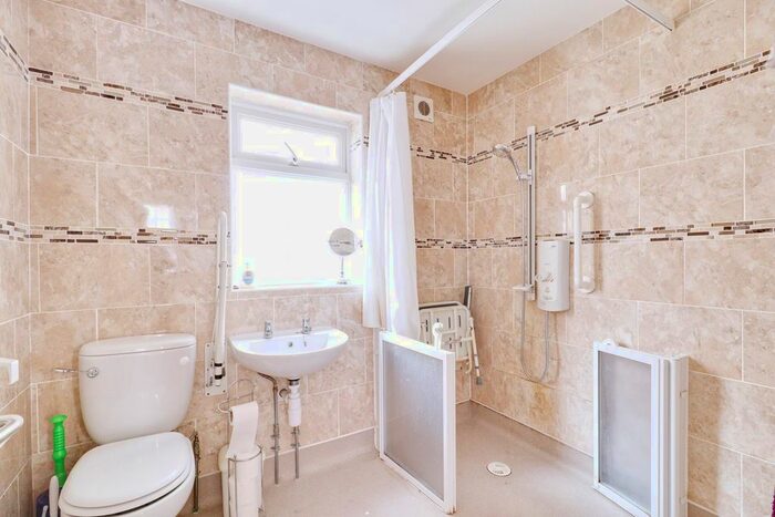 1 Bedroom Detached Bungalow For Sale In Spencer Road, Rainham, RM13