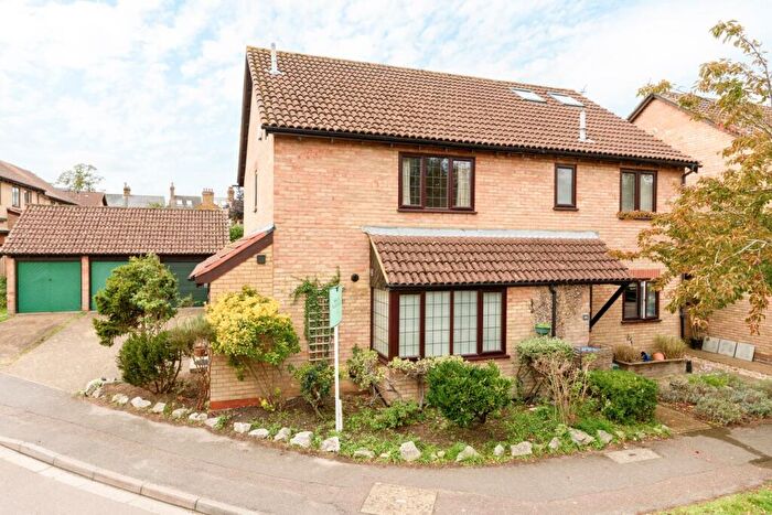 3 Bedroom End Of Terrace House For Sale In Stonebanks, Walton-on-Thames, KT12