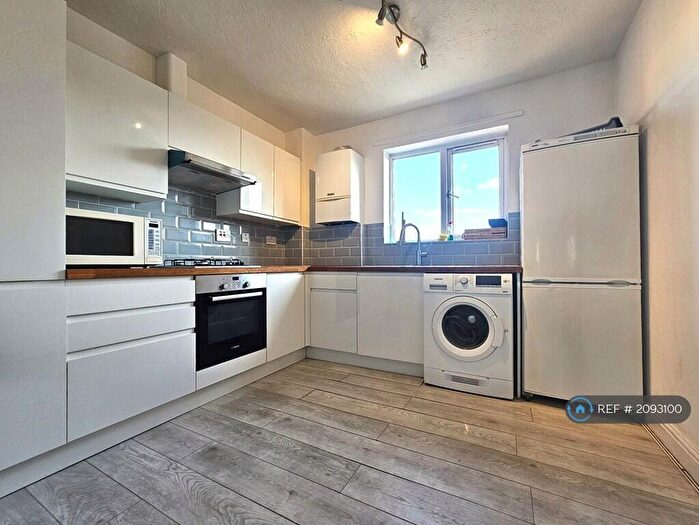 2 Bedroom Flat To Rent In Hewison Street, London, E3