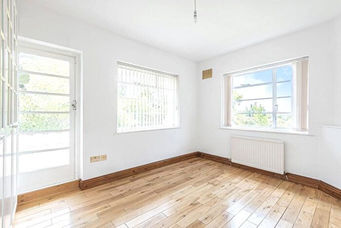 2 Bedroom Apartment To Rent In Ossulton Way, London, N2