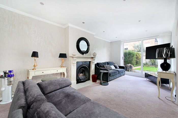 3 Bedroom Maisonette For Sale In Searles Close, Battersea Park, SW11