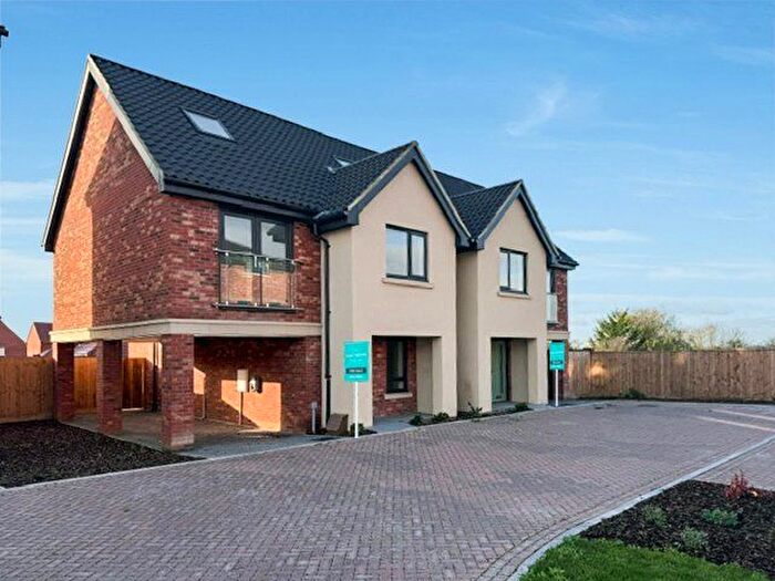 4 Bedroom Semi-detached House For Sale In Windermere Avenue, Hullbridge, Hockley, Essex, SS5