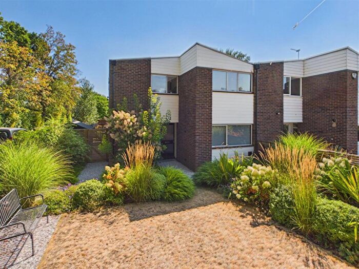 4 Bedroom End Of Terrace House For Sale In Stompond Lane, Walton-On-Thames, KT12