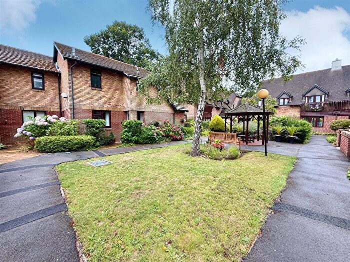 2 Bedroom Retirement Property For Sale In Garden Mews, Warsash, Southampton, SO31
