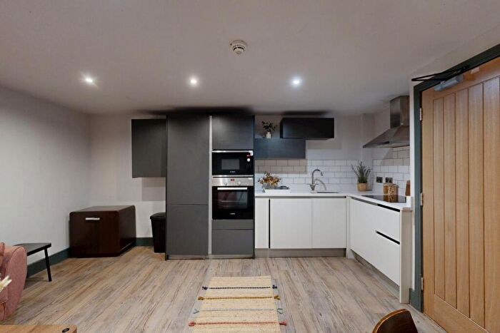 4 Bedroom Apartment To Rent In Flat, Hoods Hideout, - Houndsgate, NG1