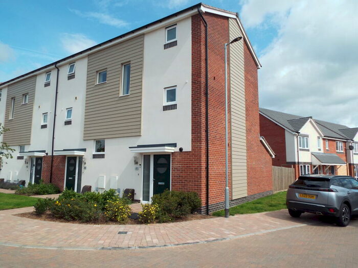 4 Bedroom Town House To Rent In Mayflower Drive, Burton Upon Trent, DE14
