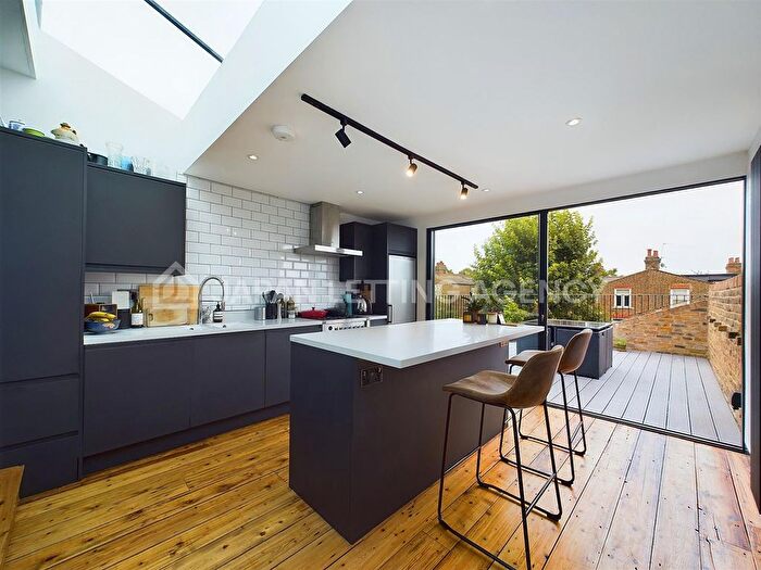 3 Bedroom Flat To Rent In Cumberland Road, London, W3