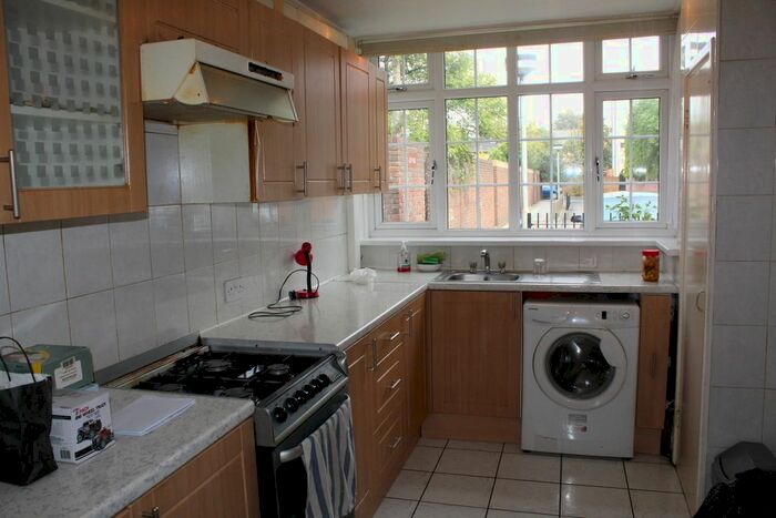5 Bedroom Terraced House To Rent In Hanbury Street, London/Brick Lane, E1