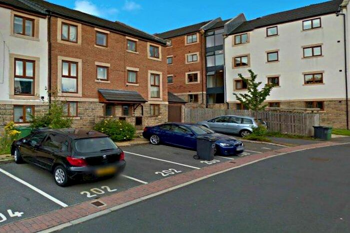 4 Bedroom Town House To Rent In Greenlea Court, Huddersfield, HD5