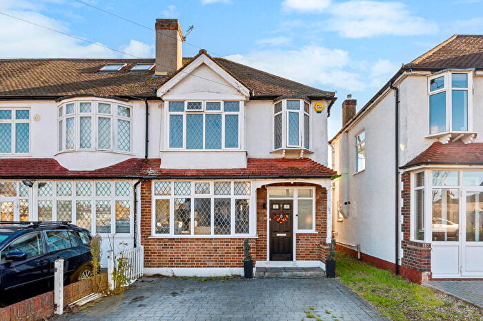 3 Bedroom End Of Terrace House For Sale In Ardrossan Gardens, Worcester Park, Surrey, KT4