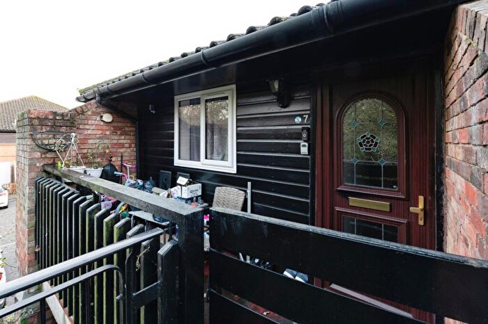 1 Bedroom Maisonette For Sale In Bartlow Side, Basildon, Essex, SS13