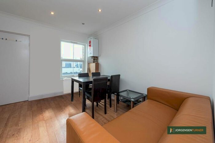 2 Bedroom Flat To Rent In Askew Road, Shepherds Bush, London, W12